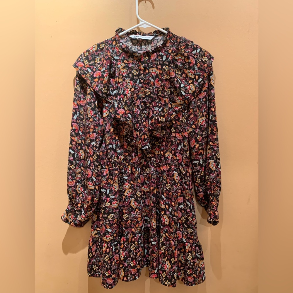Zara floral boho mini dress featuring a prominent ruffled yoke size medium